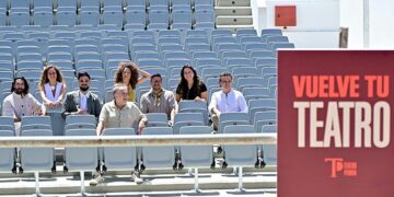 Parte de los artistas que inaugurarán el teatro, posando en el patio de butacas / FOTO: Eulogio García