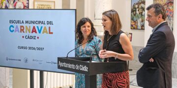 La concejala Bea Gandullo ofrece las novedades del programa / FOTO: Eulogio García