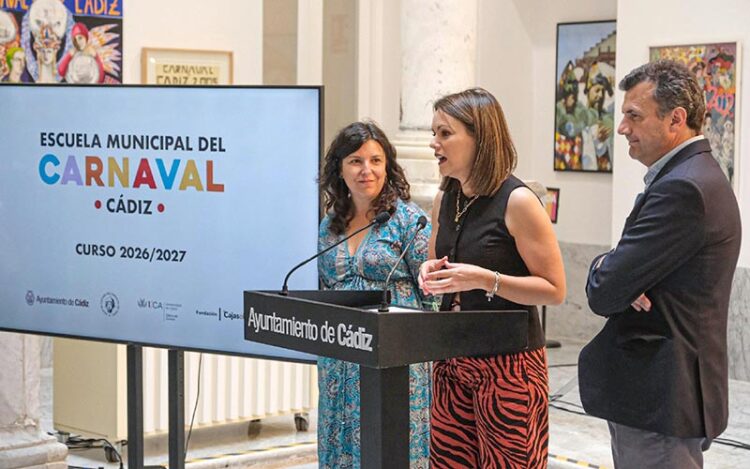 La concejala Bea Gandullo ofrece las novedades del programa / FOTO: Eulogio García