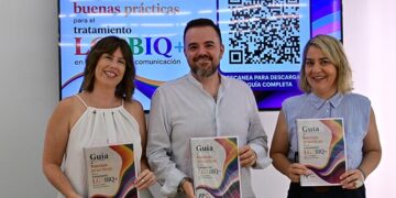 Posando con la guía para periodistas / FOTO: Eulogio García