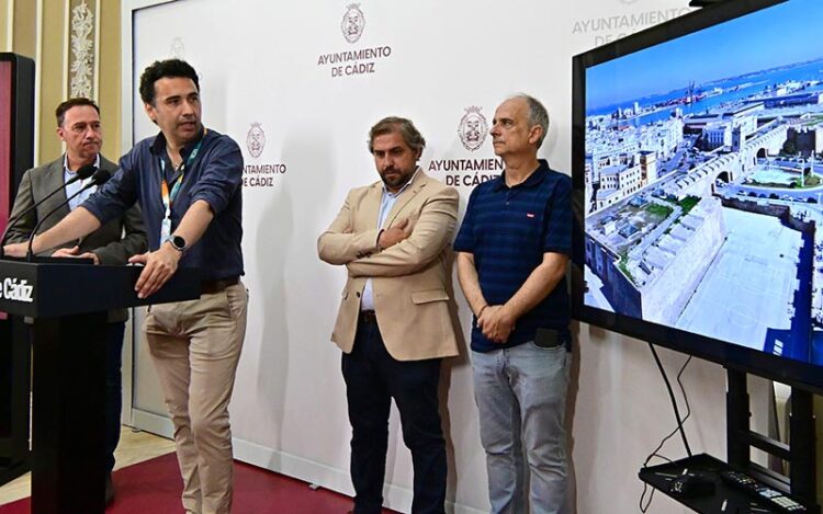 Exponiendo detalles del proyecto / FOTO: Eulogio García