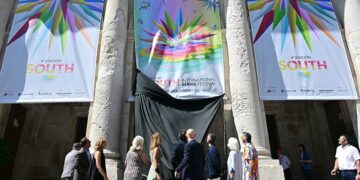 Desvelando el cartel en la Casa de Iberoamérica / FOTO: Eulogio García