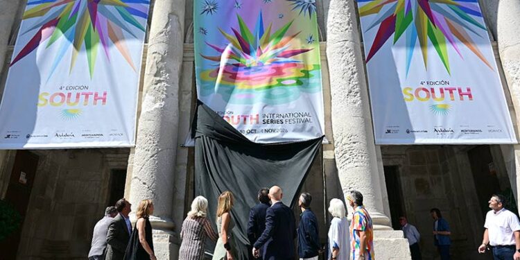 Desvelando el cartel en la Casa de Iberoamérica / FOTO: Eulogio García