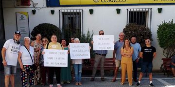 Vecinos protestando ante la oficina de Correos del centro de Puerto Real / FOTO: cedida