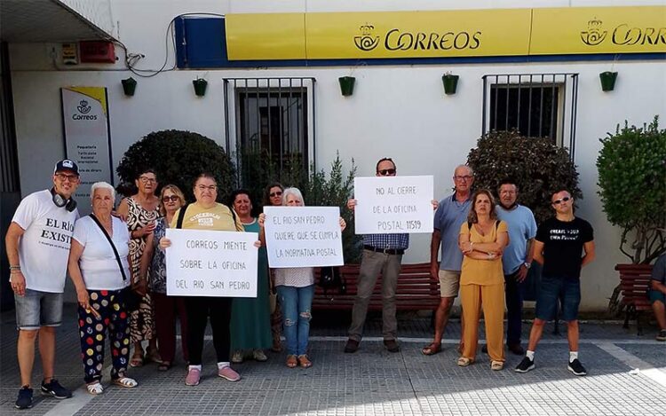 Vecinos protestando ante la oficina de Correos del centro de Puerto Real / FOTO: cedida