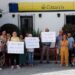Vecinos protestando ante la oficina de Correos del centro de Puerto Real / FOTO: cedida