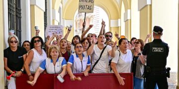 Una de las protestas de las limpiadoras a las puertas del Ayuntamiento / FOTO: Eulogio García