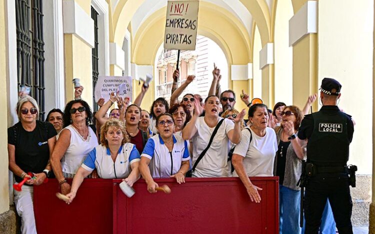 Una de las protestas de las limpiadoras a las puertas del Ayuntamiento / FOTO: Eulogio García