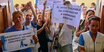 Trabajadoras han comenzando a protestar delante del Ayuntamiento / FOTO: Eulogio García