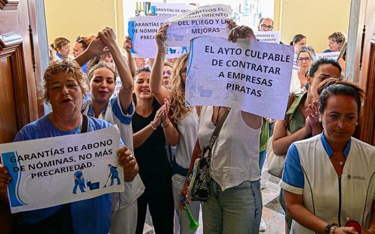 Trabajadoras han comenzando a protestar delante del Ayuntamiento / FOTO: Eulogio García