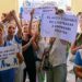 Trabajadoras han comenzando a protestar delante del Ayuntamiento / FOTO: Eulogio García