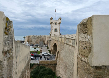 Las Puertas de Tierra desde su paseo superior reabierto hace unos años / FOTO: Eulogio García