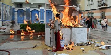 Uno de los juanillos de 2025 ya ardiendo / FOTO: Eulogio García