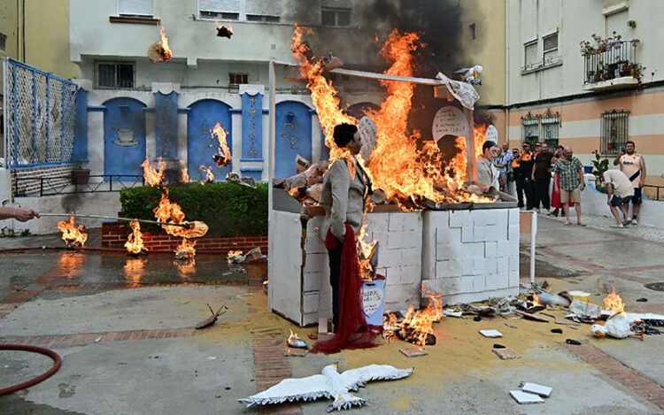 Uno de los juanillos de 2025 ya ardiendo / FOTO: Eulogio García
