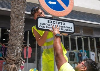 Reemplazando una de las señales en la zona de la piscina de Cortadura / FOTO: Ayto.