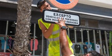 Reemplazando una de las señales en la zona de la piscina de Cortadura / FOTO: Ayto.