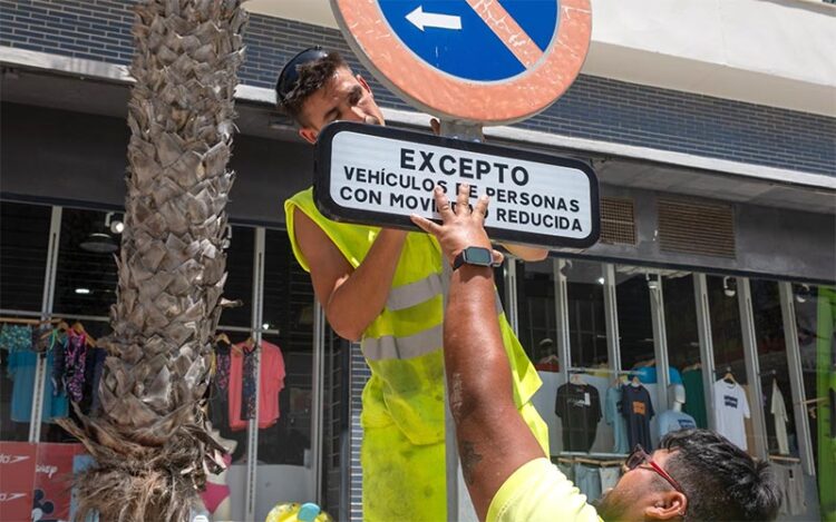 Reemplazando una de las señales en la zona de la piscina de Cortadura / FOTO: Ayto.