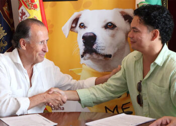 Sellando el contrato con el representante de Total Animal / FOTO: Ayto.