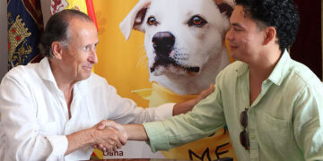 Sellando el contrato con el representante de Total Animal / FOTO: Ayto.
