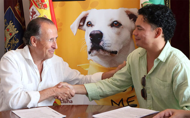 Sellando el contrato con el representante de Total Animal / FOTO: Ayto.