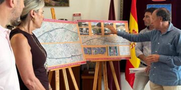 El alcalde presenta el proyecto de la obra sobre planos / FOTO: Ayto.