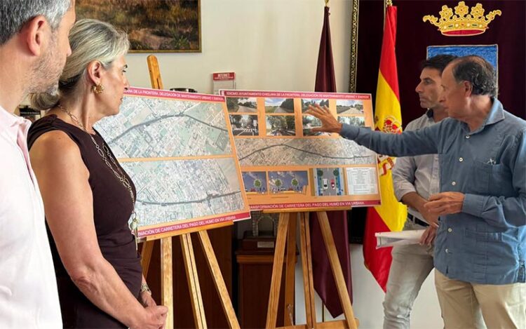 El alcalde presenta el proyecto de la obra sobre planos / FOTO: Ayto.