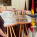 El alcalde presenta el proyecto de la obra sobre planos / FOTO: Ayto.