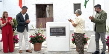 Un momento del descubrimiento de la placa / FOTO: Ayto.