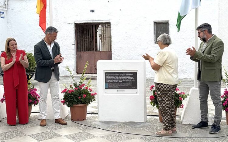 Un momento del descubrimiento de la placa / FOTO: Ayto.