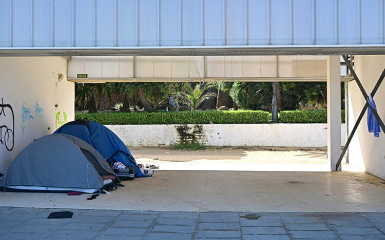 Acampados bajo la pérgola de Santa Bárbara / FOTO: Eulogio García