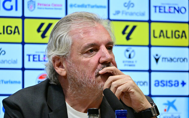 El presidente amarillo escucha una de las preguntas de la prensa / FOTO: Eulogio García