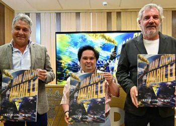 Con el cartel de la campaña de abonados / FOTO: Eulogio García