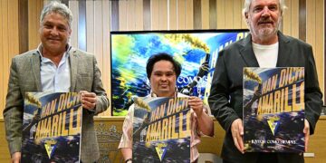 Con el cartel de la campaña de abonados / FOTO: Eulogio García