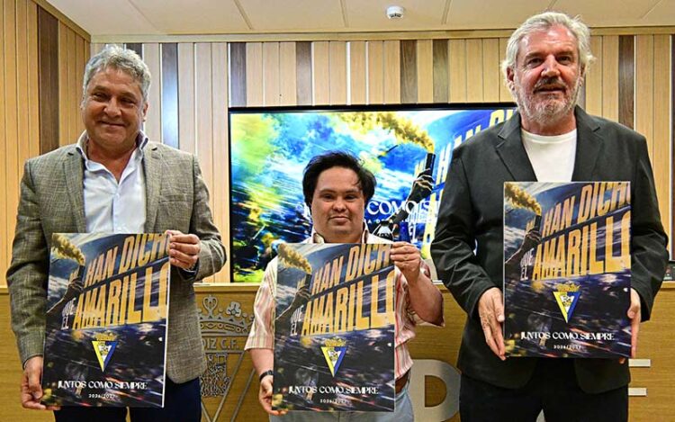 Con el cartel de la campaña de abonados / FOTO: Eulogio García