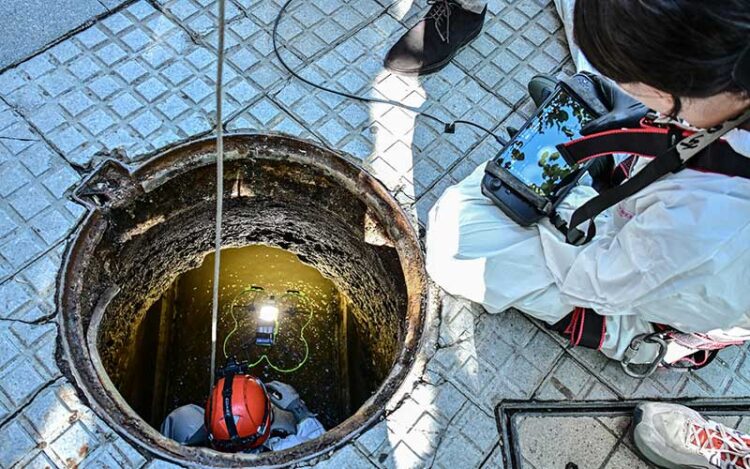 Supervisando el estado del alcantarillado con drones, meses atrás / FOTO: Eulogio García