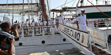 Desembarcando del buque escuela / FOTO: Eulogio García