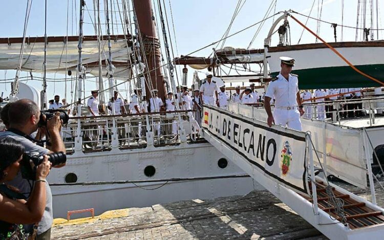 Desembarcando del buque escuela / FOTO: Eulogio García