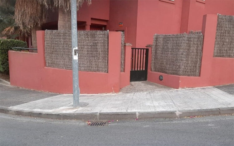 Alcorque cementado en la calle Pantoque / FOTO: Ecologistas