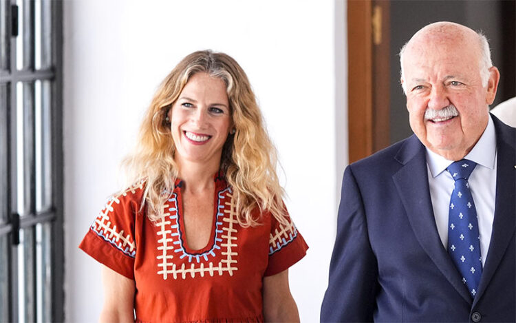Mestre junto a Aguirre en los pasillos del Parlamento / FOTO: Junta