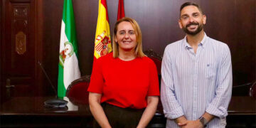 La alcaldesa y su edil de Hacienda posan felices tras el pleno / FOTO: Ayto.