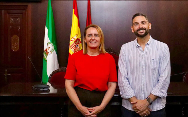 La alcaldesa y su edil de Hacienda posan felices tras el pleno / FOTO: Ayto.