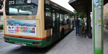 Uno de los buses más antiguos cargando en la plaza de España / FOTO: Eulogio García