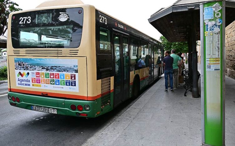 Uno de los buses más antiguos cargando en la plaza de España / FOTO: Eulogio García