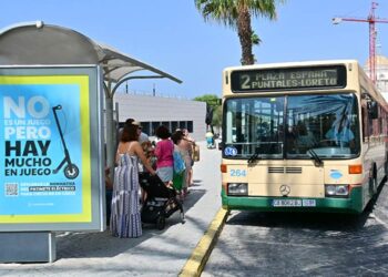 Esperando al bus en el Campo del Sur / FOTO: Eulogio García
