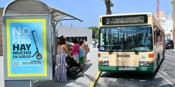 Esperando al bus en el Campo del Sur / FOTO: Eulogio García