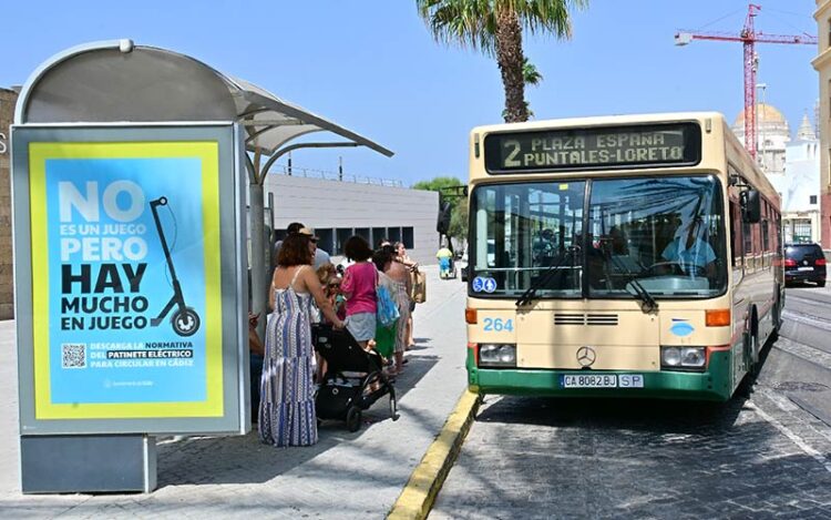 Esperando al bus en el Campo del Sur / FOTO: Eulogio García