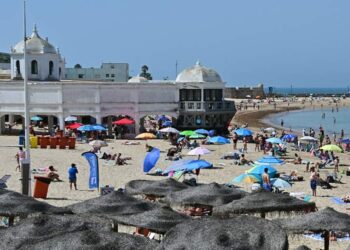 La temporada playera conviviendo con las redes de protección del Balneario / FOTO: Eulogio García