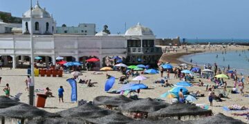 La temporada playera conviviendo con las redes de protección del Balneario / FOTO: Eulogio García