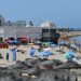La temporada playera conviviendo con las redes de protección del Balneario / FOTO: Eulogio García