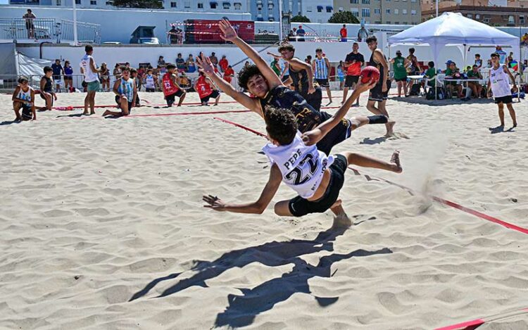 El balonmano playa estrenando la temporada del Cádiz Arena / FOTO: Eulogio García